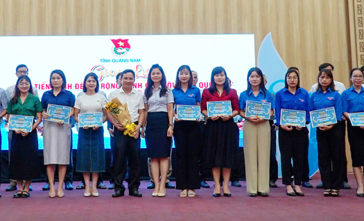 Nhiều học sinh, sinh viên tỉnh Quảng Nam nhận tài khoản Pro học tiếng Anh